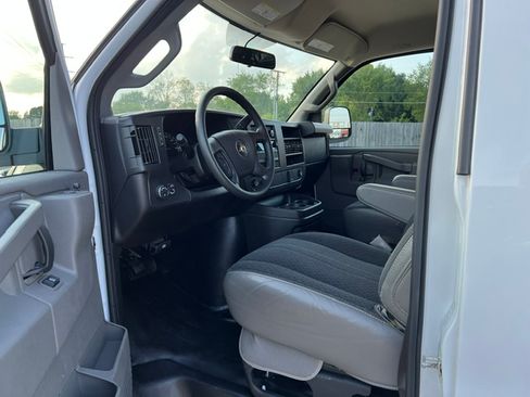 Used 2025 Chevrolet Express 2500 RWD image 9