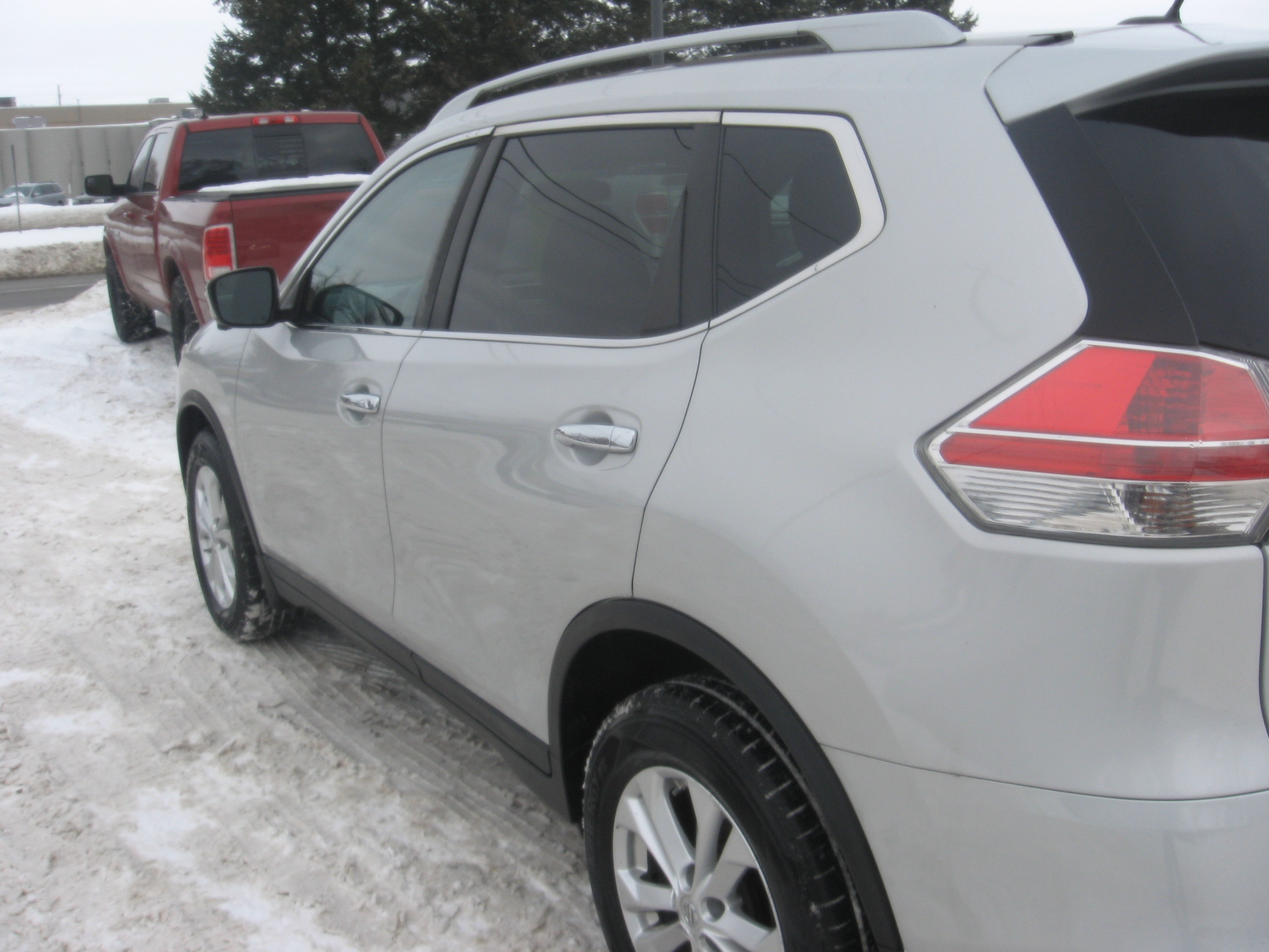 Used 2015 Nissan Rogue SV AWD/4WD image 6