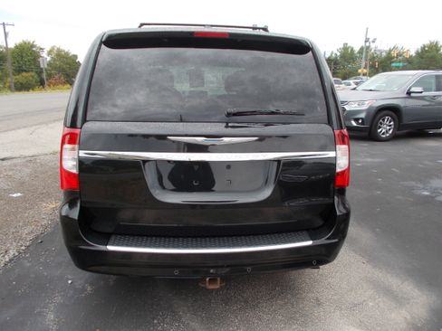 Used 2014 Chrysler Town & Country Touring-L image 6