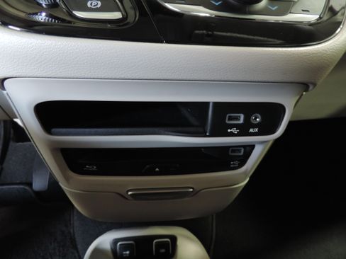 Used 2020 Chrysler Pacifica Touring-L Plus image 39