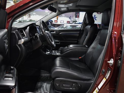 Used 2018 Toyota Highlander Limited image 17