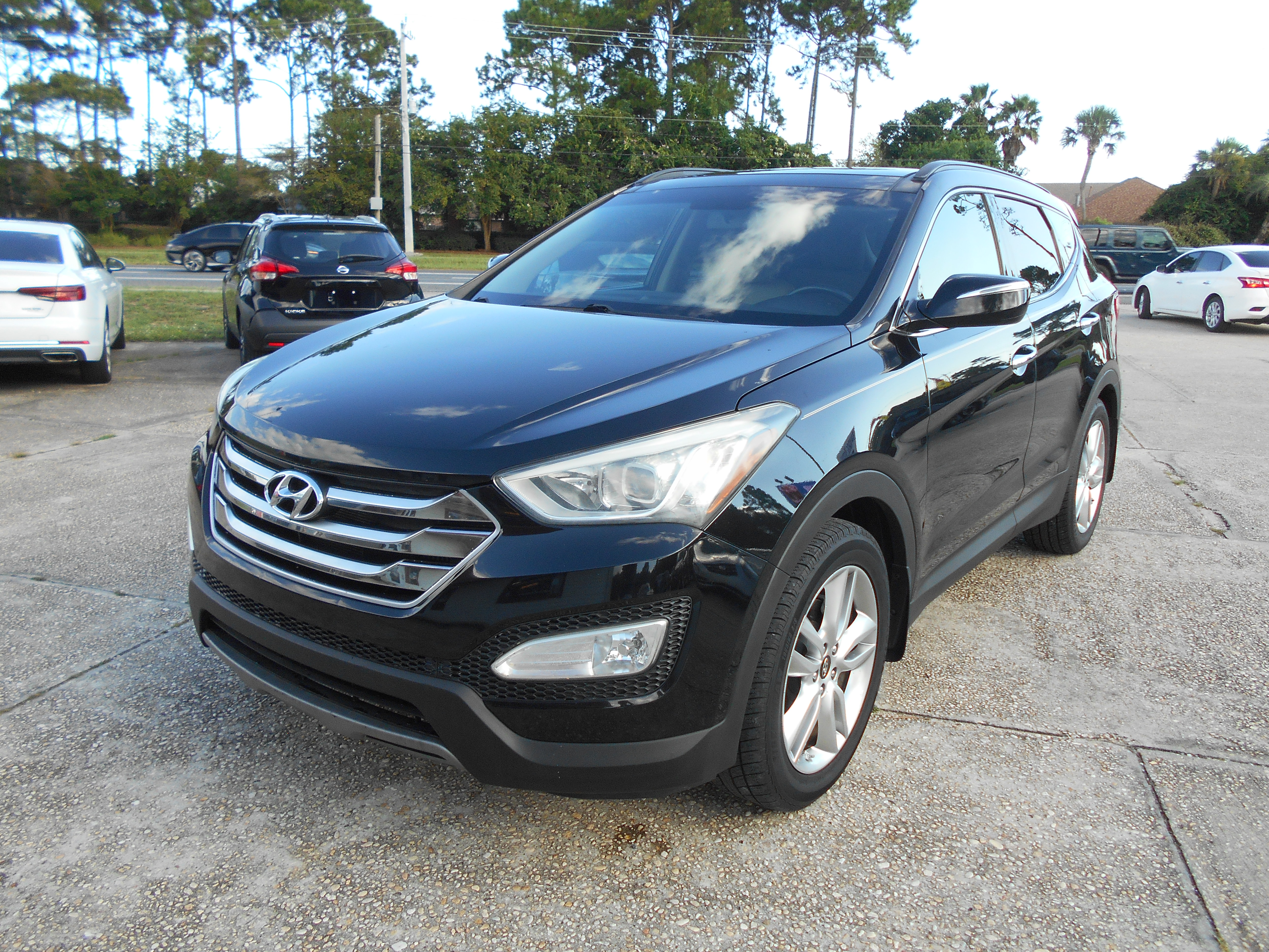 Used 2015 Hyundai Santa Fe w/ Ultimate Package FWD image 2