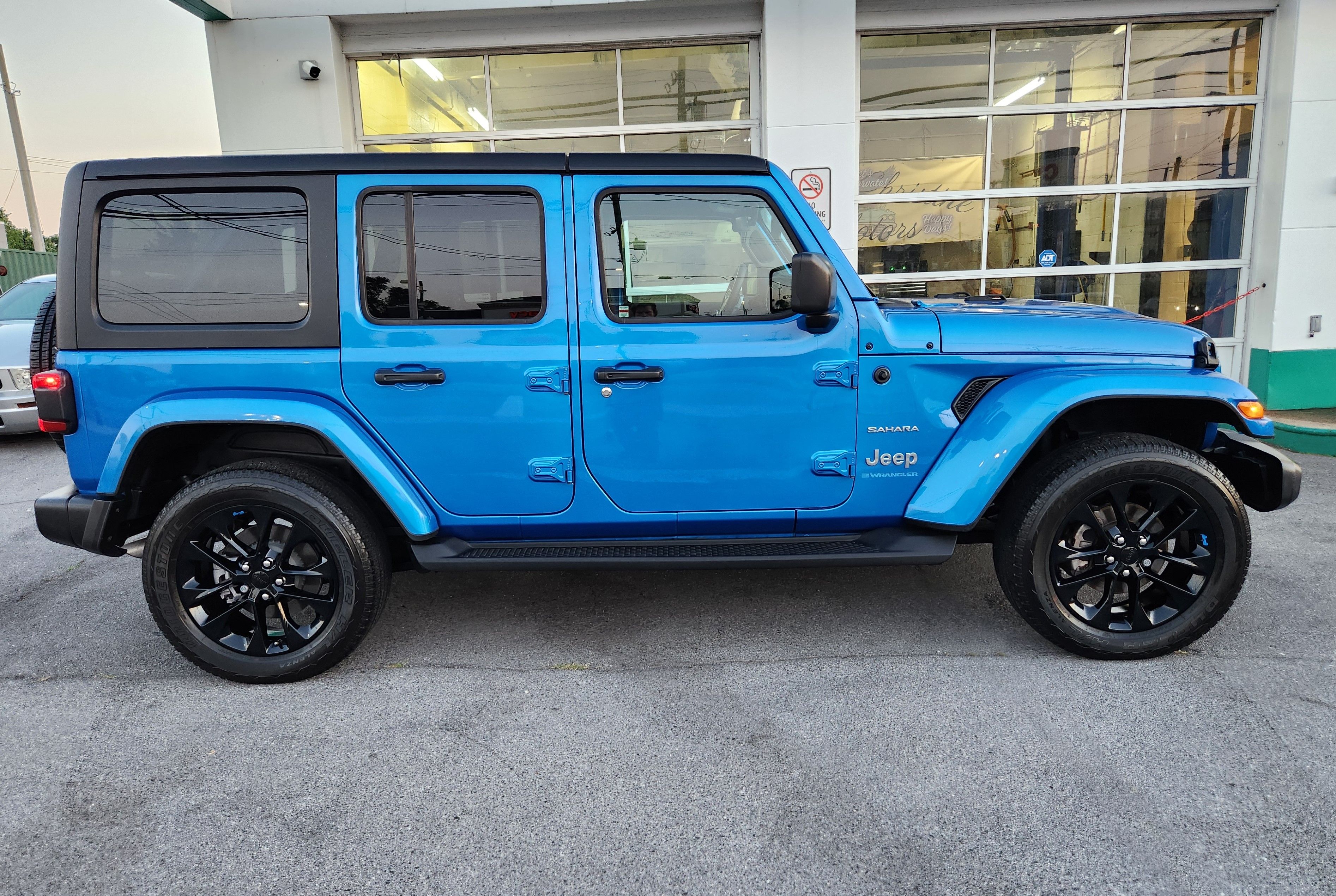 Used 2023 Jeep Wrangler 4WD Unlimited Sahara 4xe image 6