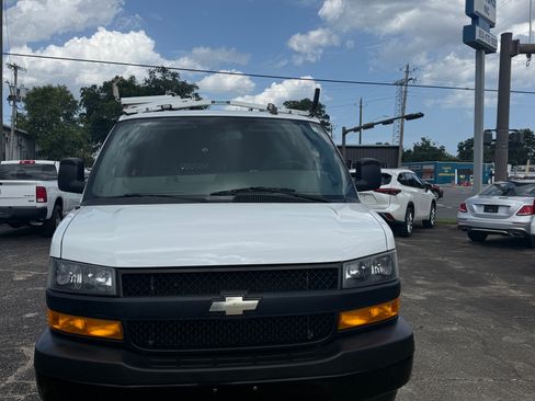 Used 2018 Chevrolet Express 2500 RWD image 2