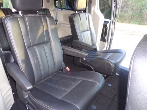 Used 2014 Chrysler Town & Country Touring image 11