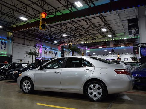 Used 2009 Toyota Camry LE image 4