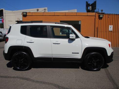 Used 2017 Jeep Renegade 4WD Latitude image 1