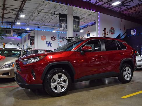 Used 2021 Toyota RAV4 XLE image 11