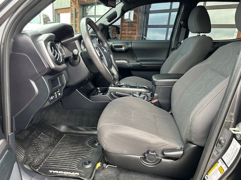 Used 2017 Toyota Tacoma TRD Off-Road image 12