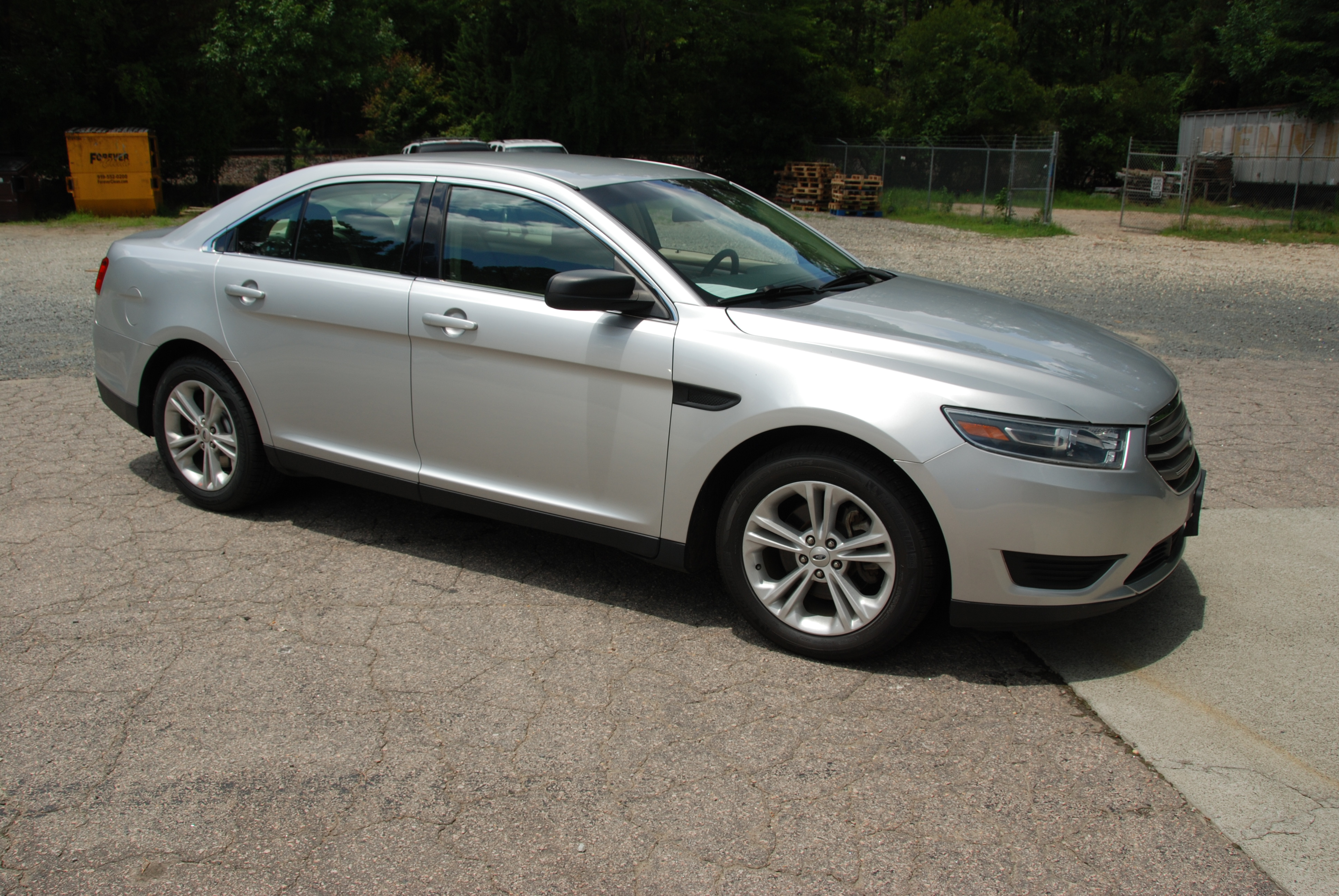 Used 2018 Ford Taurus SE FWD image 14