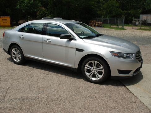 Used 2018 Ford Taurus SE FWD image 14
