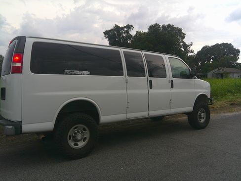 Used 2017 Chevrolet Express 3500 LT Extended Passenger RWD image 2
