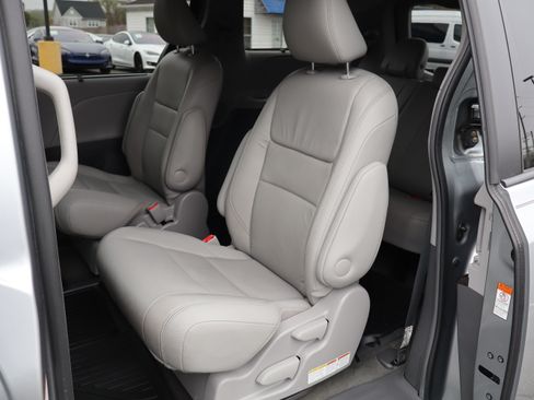 Used 2017 Toyota Sienna XLE image 14