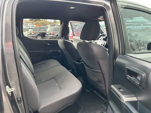 Used 2017 Toyota Tacoma TRD Off-Road image 15