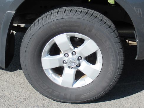 Used 2011 Nissan Frontier SV image 17