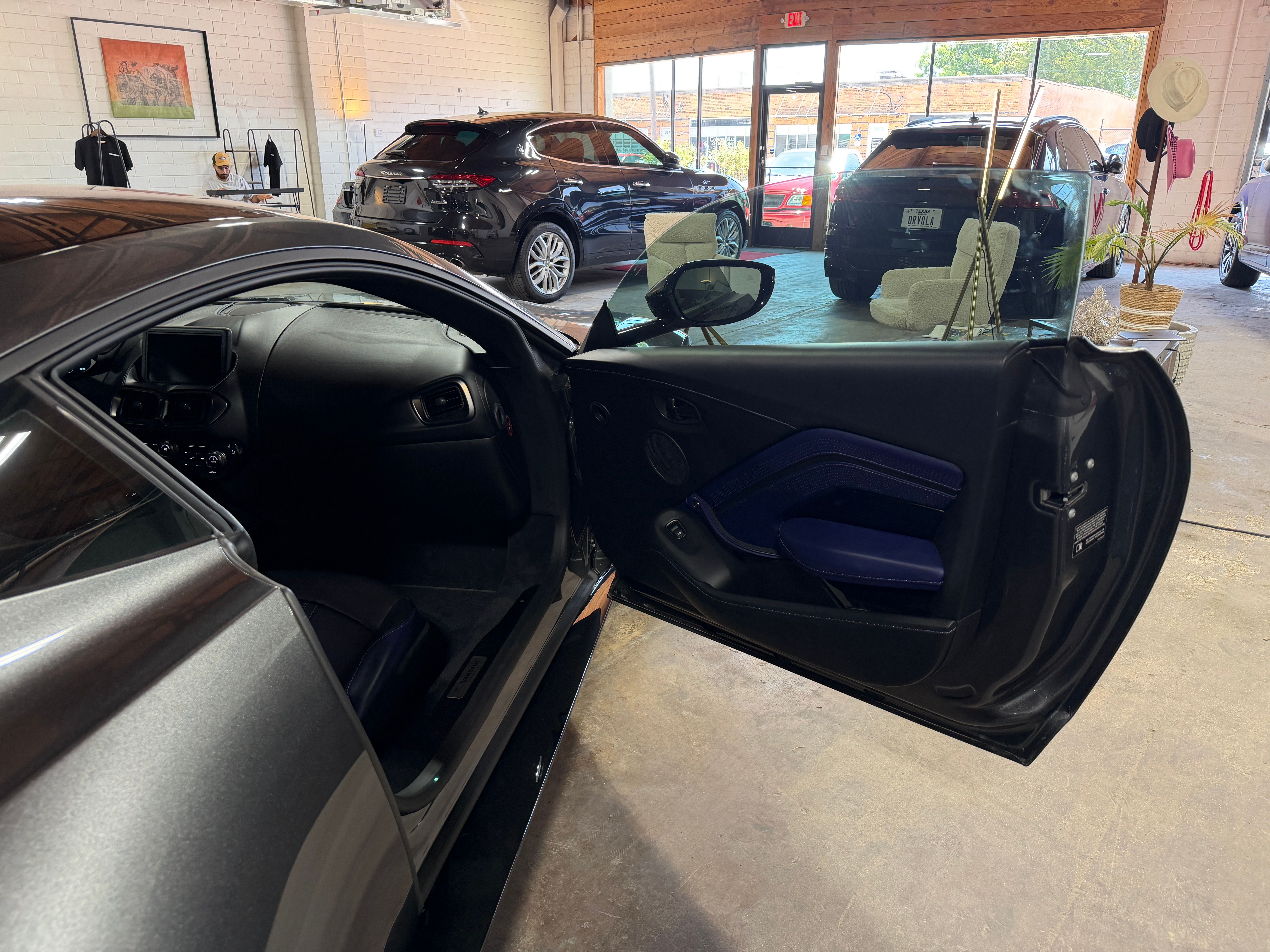 Used 2019 Aston Martin V8 Vantage Coupe RWD image 36