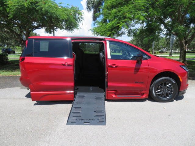 Used 2027 Chrysler Pacifica Select FWD image 17