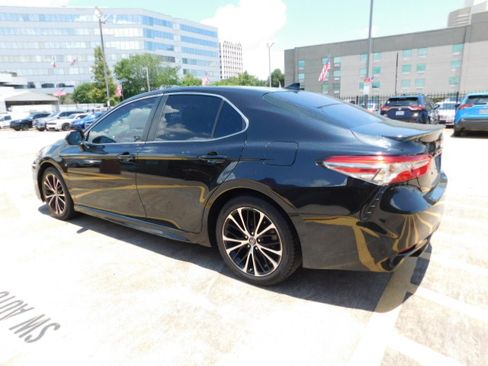 Used 2019 Toyota Camry SE FWD image 5