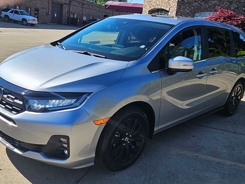 Used 2025 Honda Odyssey EX-L image 3