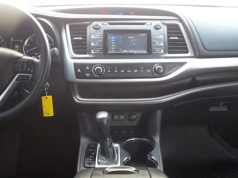 Used 2019 Toyota Highlander AWD V6 image 22