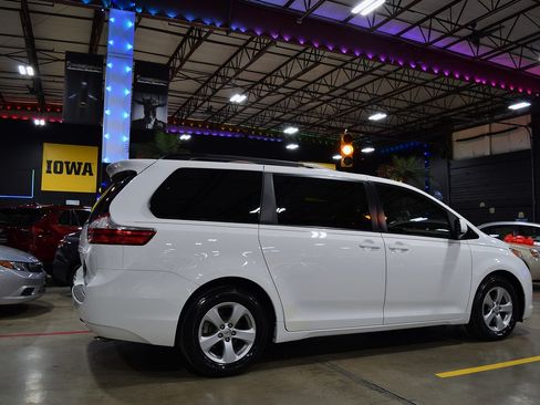 Used 2015 Toyota Sienna LE image 8