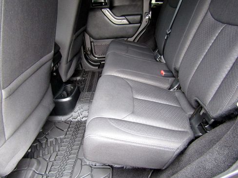 Used 2017 Jeep Wrangler Sport image 14