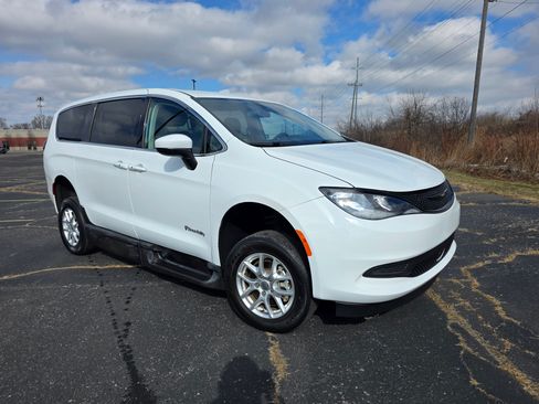 Used 2022 Chrysler Voyager LX image 3