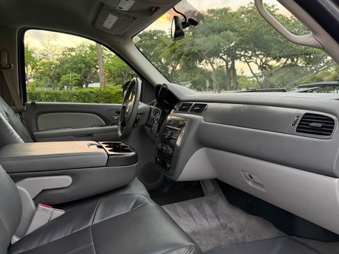 Used 2008 Chevrolet Suburban 4WD image 11