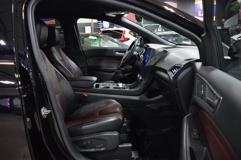 Used 2021 Ford Edge Titanium FWD image 22