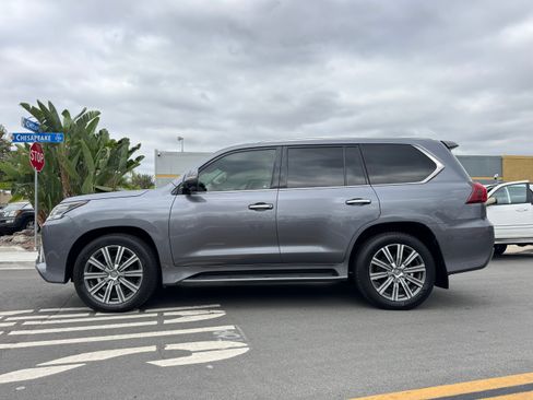 Used 2016 Lexus LX 570 image 3