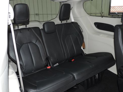 Used 2020 Chrysler Pacifica Touring-L Plus image 27