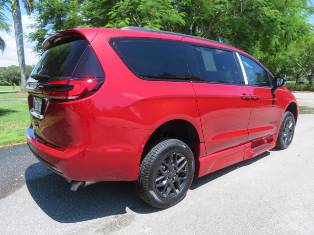 Used 2027 Chrysler Pacifica Select FWD image 16