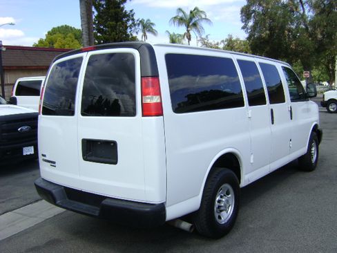 Used 2010 Chevrolet Express 3500 LS image 6