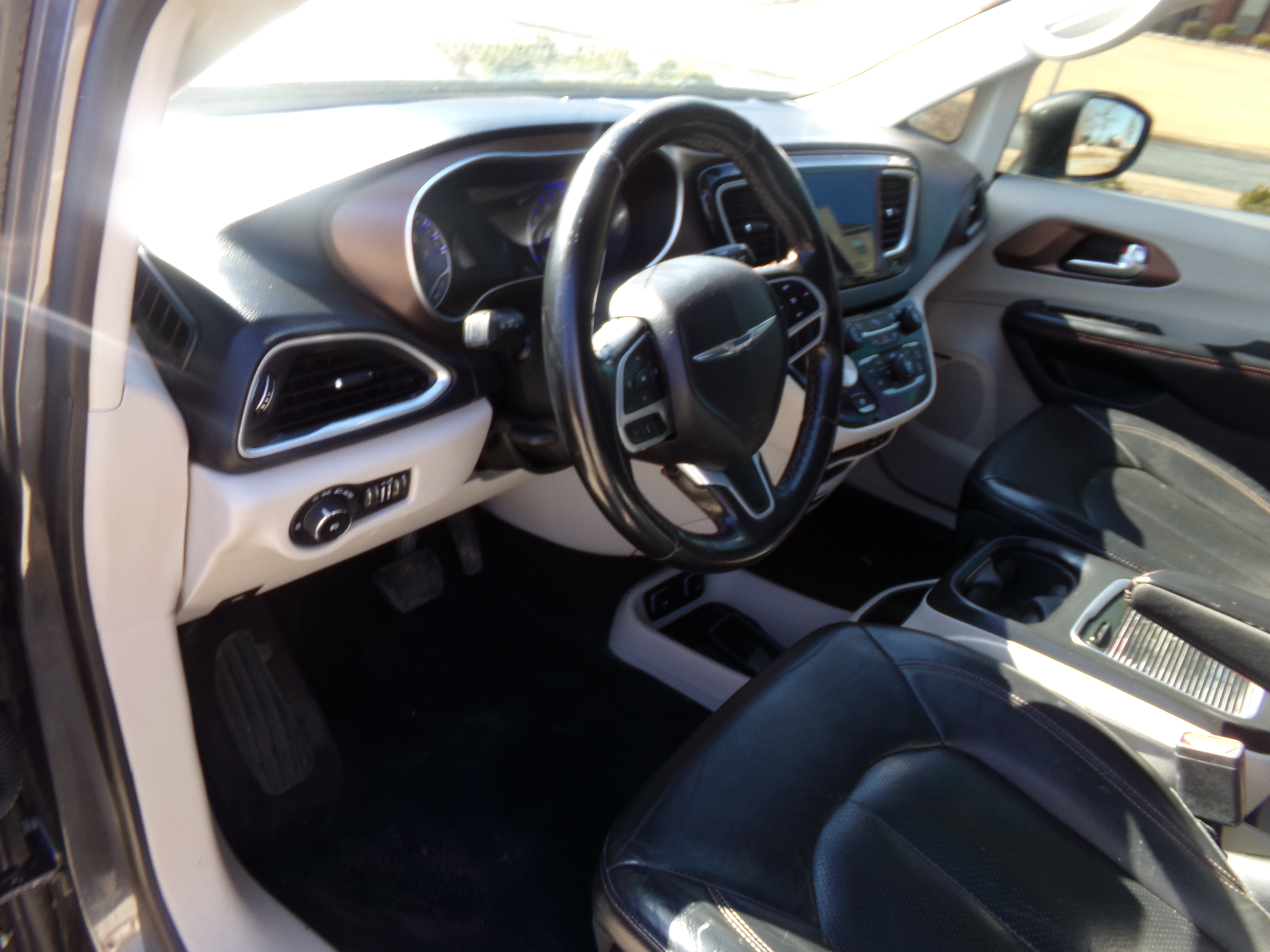 Used 2018 Chrysler Pacifica Touring-L Plus FWD image 9