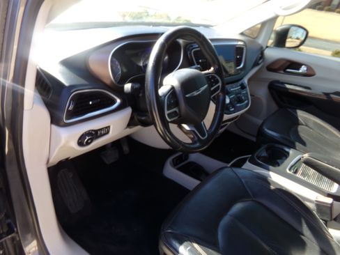 Used 2018 Chrysler Pacifica Touring-L Plus image 9