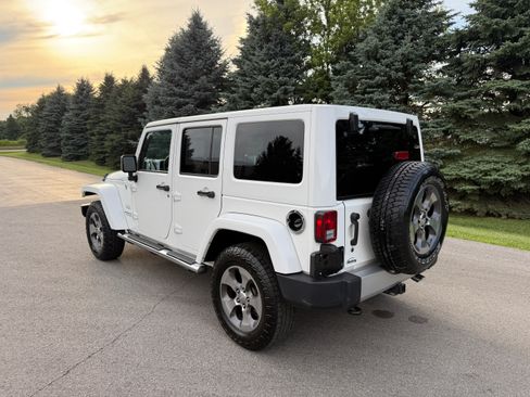 Used 2017 Jeep Wrangler 4WD Unlimited Sahara image 4
