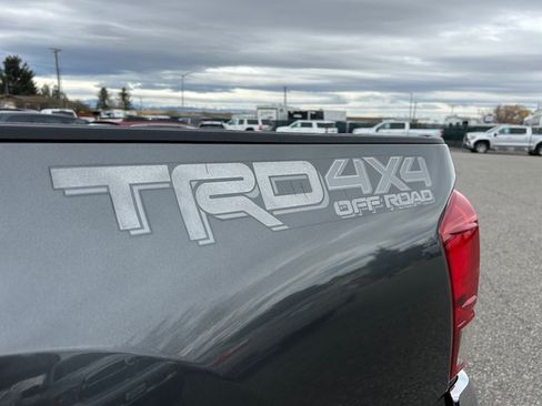 Used 2017 Toyota Tacoma TRD Off-Road image 10