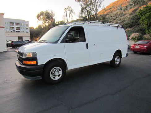 Used 2018 Chevrolet Express 2500 LT image 1