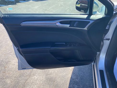 Used 2017 Ford Fusion SE image 16