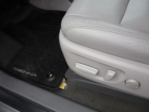 Used 2017 Toyota Sienna XLE image 19