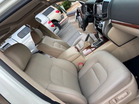 Used 2013 Toyota Land Cruiser image 38