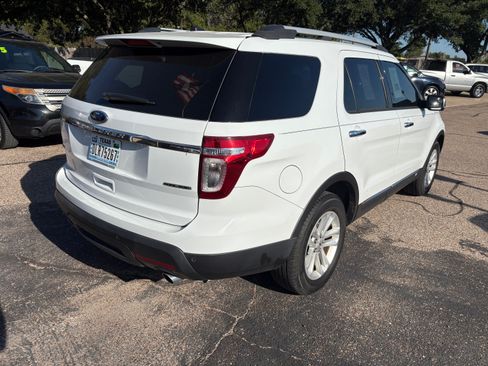 Used 2015 Ford Explorer XLT image 3