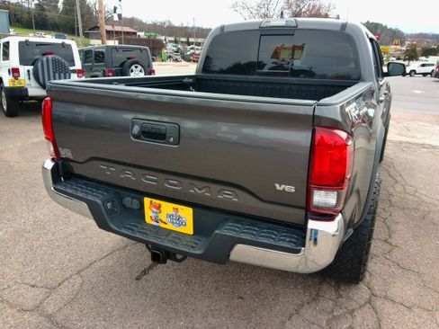 Used 2018 Toyota Tacoma TRD Off-Road image 12