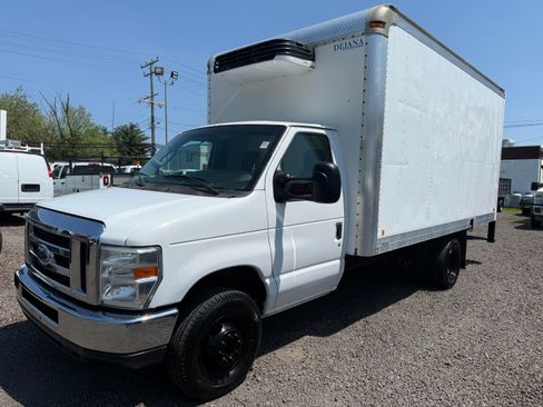 Used 2015 Ford E-350 and Econoline 350 image 1