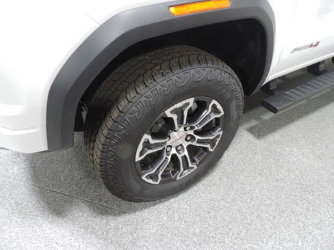 Used 2024 GMC Canyon AT4 image 17