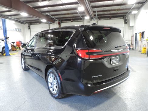Used 2024 Chrysler Pacifica Touring-L AWD image 20