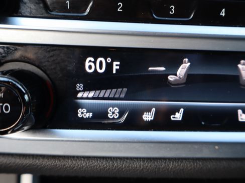 Used 2021 BMW 750i xDrive image 35