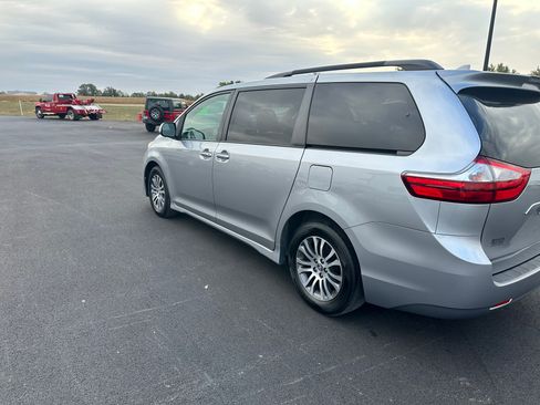 Used 2018 Toyota Sienna XLE 8-Passenger FWD image 3