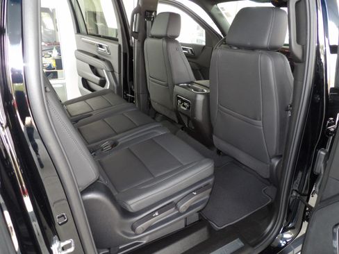 Used 2025 Chevrolet Suburban Z71 image 24