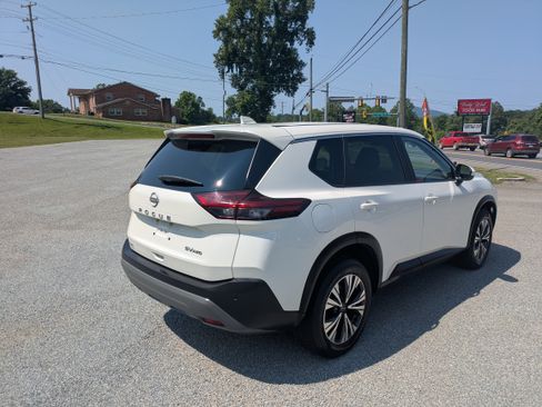 Used 2023 Nissan Rogue SV image 2